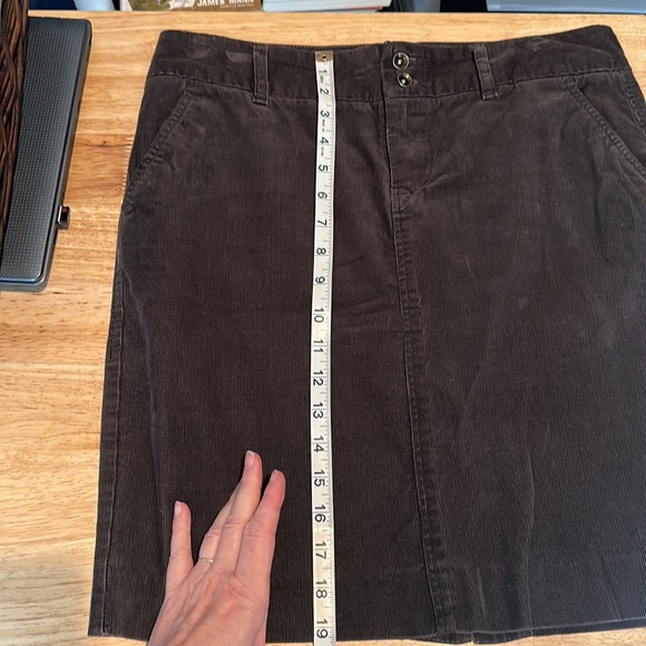Old Navy women’s corduroy skirt in chocolate brown - Picture 8 of 8